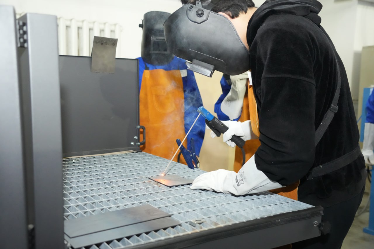 You are currently viewing Italiya texnologiyalari amaliy ta’limda: Zamonaviy payvandlash uskunalari bilan mashg‘ulotlar boshlandi